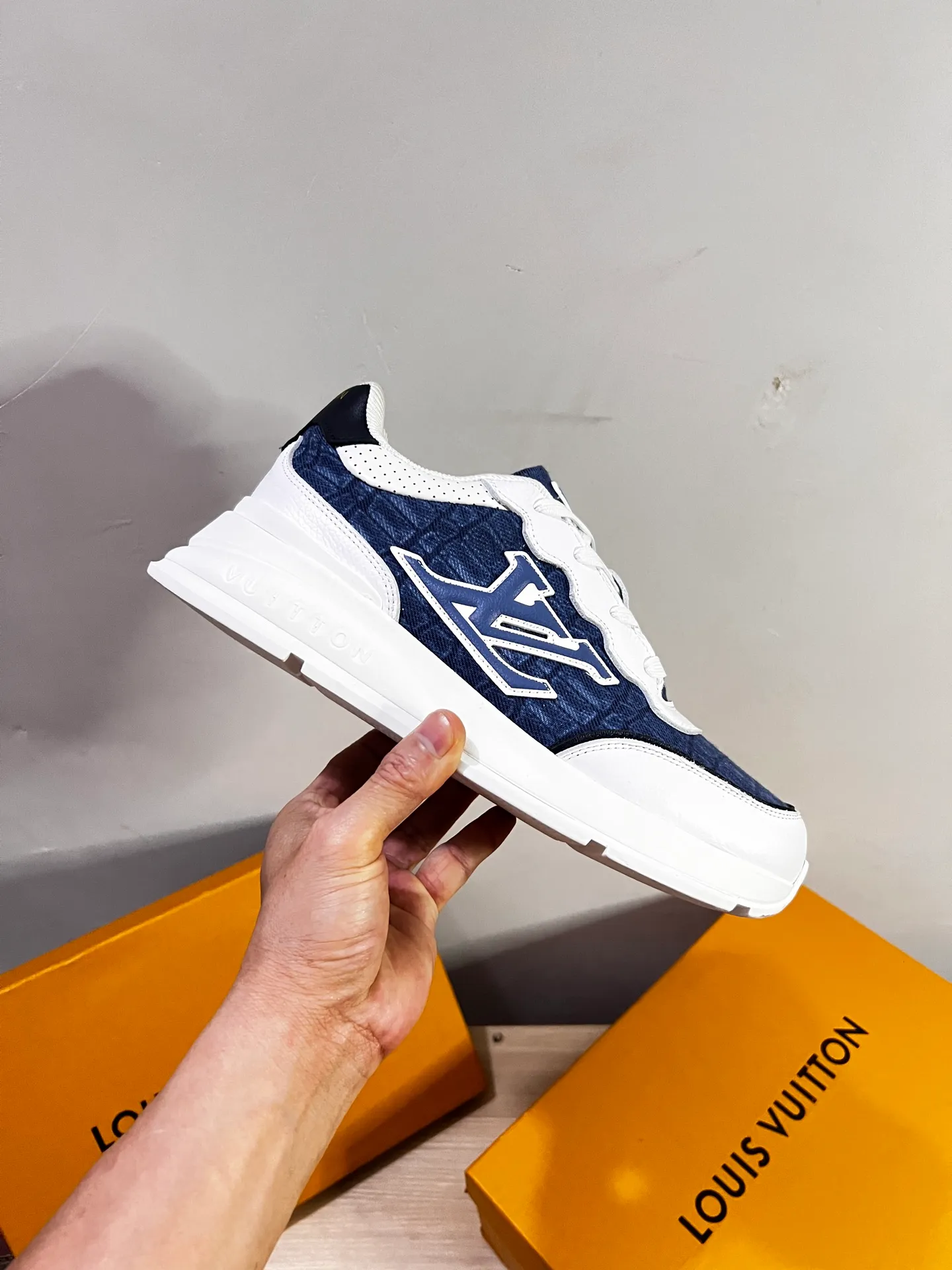 Factory price: 438💰LV men's classic casual sneakers. This sneaker is made of soft cow leather and has a classic logo. The classic logo shapes the elegant upper. The thick yet lightweight rubber outsole is embossed with the Louis Vuitton logo. The padded insole and technical lining once again upgrade the comfort experience. The calfskin lining imported from Italy is high-end and comfortable, and the original outsole is light and wear-resistant! Purely handmade, details determine quality! Size: 38-45, customized 45